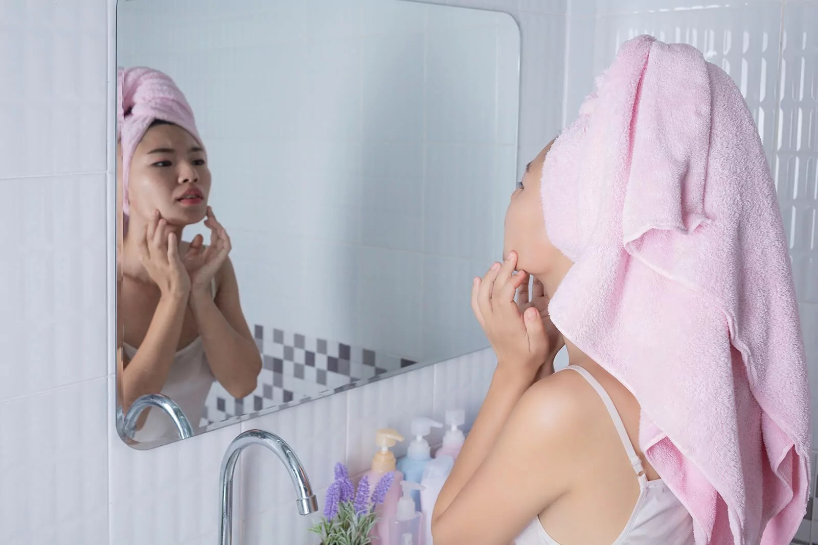 Image Asian Girl Squeezes Acne